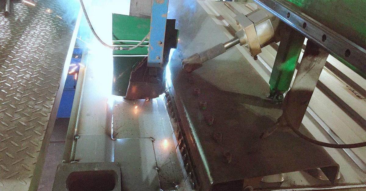 頂部橫向紅外掃描、激光跟蹤自動(dòng)焊